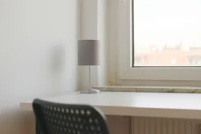 Wohnzimmer; holzboden, tageslicht, moderner stil