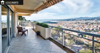 Κουζίνα; συσκευές κουζίνας, ξύλινο πάτωμα, φυσικό φως, μοντέρνο στυλ