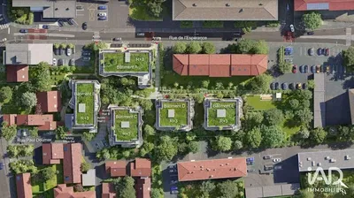 Кухиња; кухињски апарати, дрвени под, природно светло, модерни стил