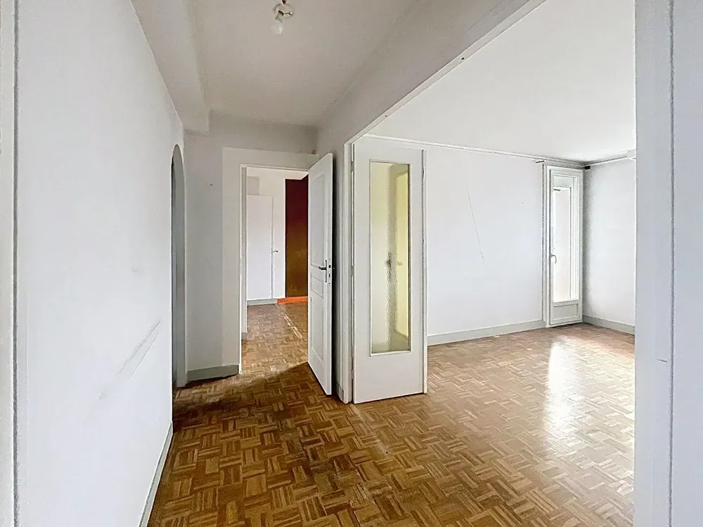 Kuchyňa; kuchynské spotrebiče, drevená podlaha, prirodzené svetlo, moderný štýl