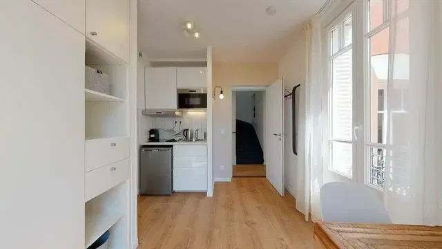 Cocina; electrodomésticos, suelo de madera, luz natural, estilo moderno