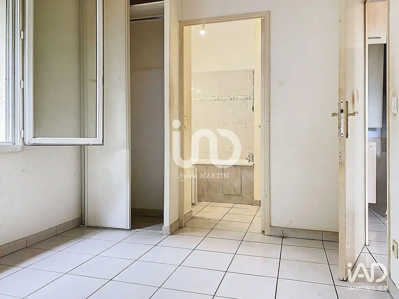 Cucina; elettrodomestici, pavimento in legno, luce naturale, stile moderno