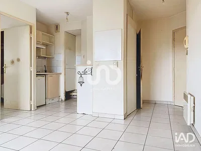 Kuhinja; kuhinjski aparati, drveni pod, prirodno svjetlo, moderni stil