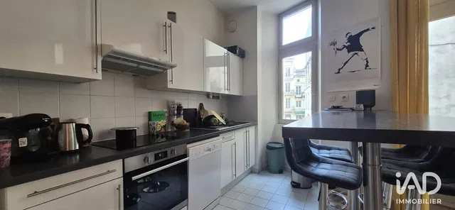 Cucina; elettrodomestici, pavimento in legno, luce naturale, stile moderno