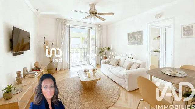 Κουζίνα; συσκευές κουζίνας, ξύλινο πάτωμα, φυσικό φως, μοντέρνο στυλ