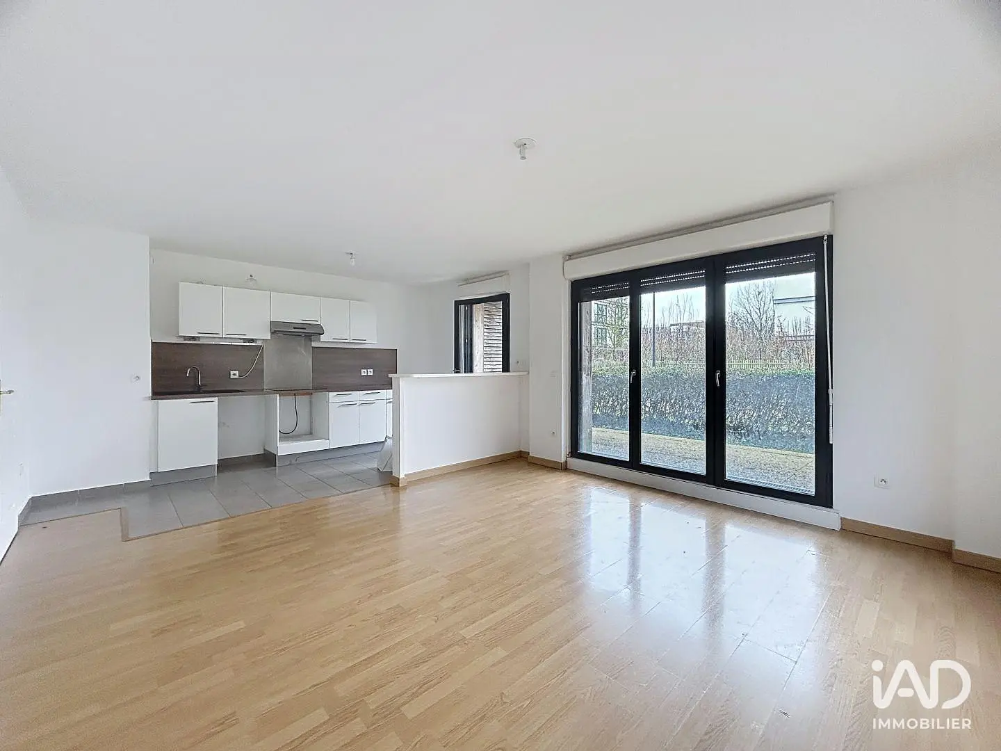 Küche; küchengeräte, holzboden, tageslicht, moderner stil