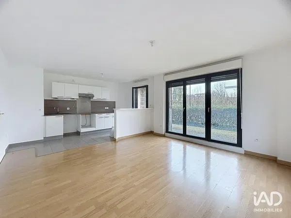 Κουζίνα; συσκευές κουζίνας, ξύλινο πάτωμα, φυσικό φως, μοντέρνο στυλ