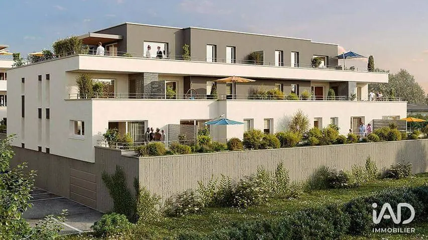 Кухиња; кухињски апарати, дрвени под, природно светло, модерни стил