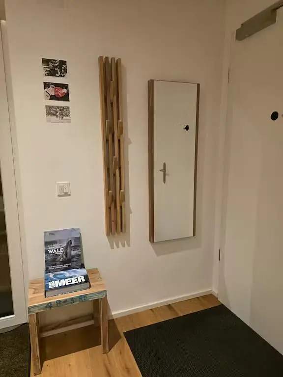 Kuchnia; sprzęt kuchenny, podłoga drewniana, światło dzienne, styl nowoczesny