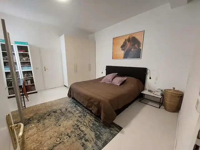 Kuchnia; sprzęt kuchenny, podłoga drewniana, światło dzienne, styl nowoczesny