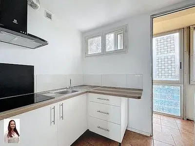 Küche; küchengeräte, holzboden, tageslicht, moderner stil