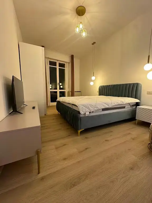 Küche; küchengeräte, holzboden, tageslicht, moderner stil