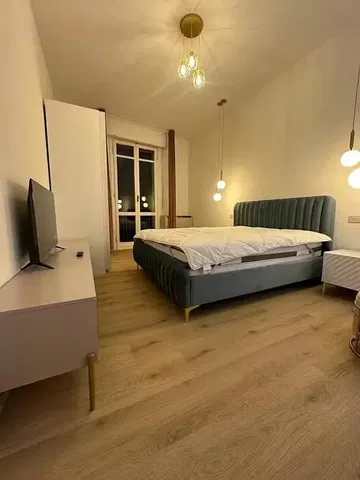 Küche; küchengeräte, holzboden, tageslicht, moderner stil