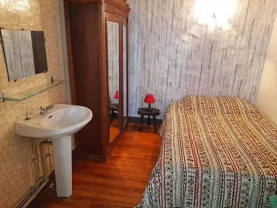 Κουζίνα; συσκευές κουζίνας, ξύλινο πάτωμα, φυσικό φως, μοντέρνο στυλ