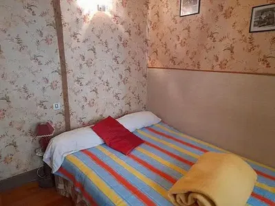 Κουζίνα; συσκευές κουζίνας, ξύλινο πάτωμα, φυσικό φως, μοντέρνο στυλ