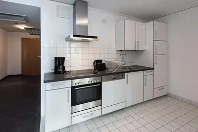 Kuchnia; sprzęt kuchenny, podłoga drewniana, światło dzienne, styl nowoczesny