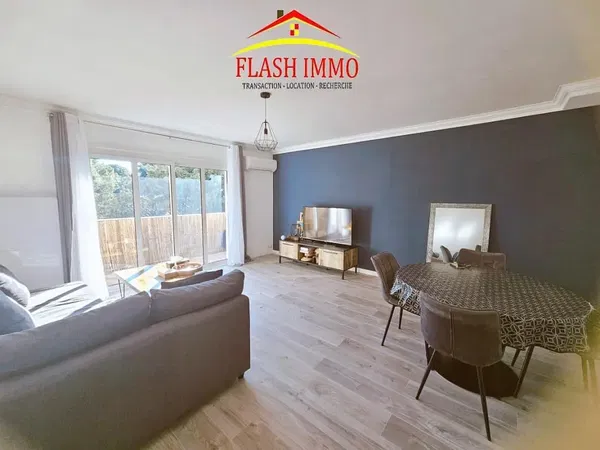 Kuchyňa; kuchynské spotrebiče, drevená podlaha, prirodzené svetlo, moderný štýl