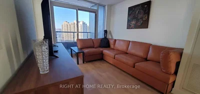 Kuhinja; kuhinjski aparati, drveni pod, prirodno svjetlo, moderni stil