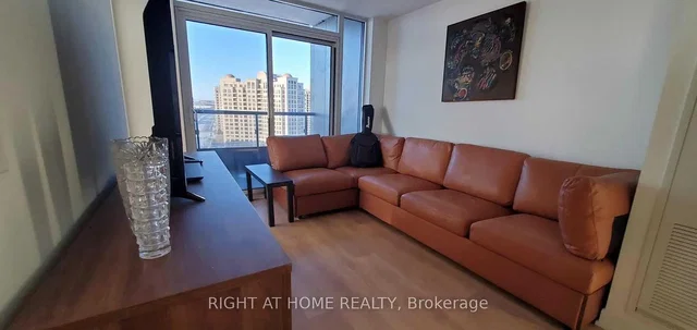 Kuhinja; kuhinjski aparati, drveni pod, prirodno svjetlo, moderni stil