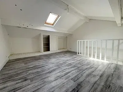 Küche; küchengeräte, holzboden, tageslicht, moderner stil