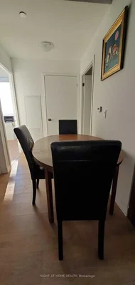 Kuhinja; kuhinjski aparati, drveni pod, prirodno svjetlo, moderni stil