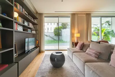 Κουζίνα; συσκευές κουζίνας, ξύλινο πάτωμα, φυσικό φως, μοντέρνο στυλ