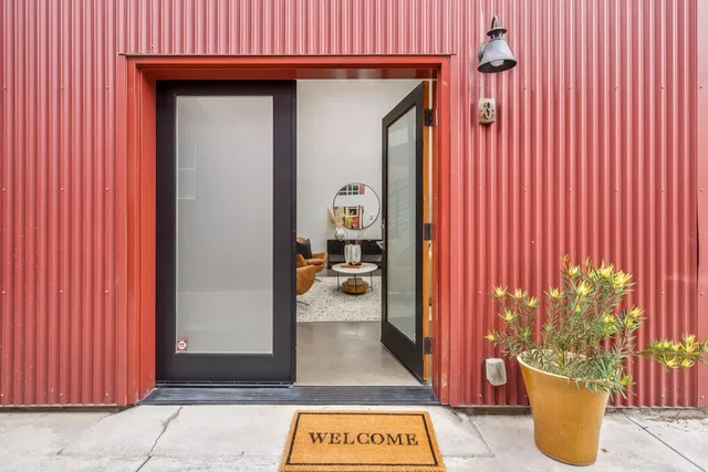 Kuchnia; sprzęt kuchenny, podłoga drewniana, światło dzienne, styl nowoczesny