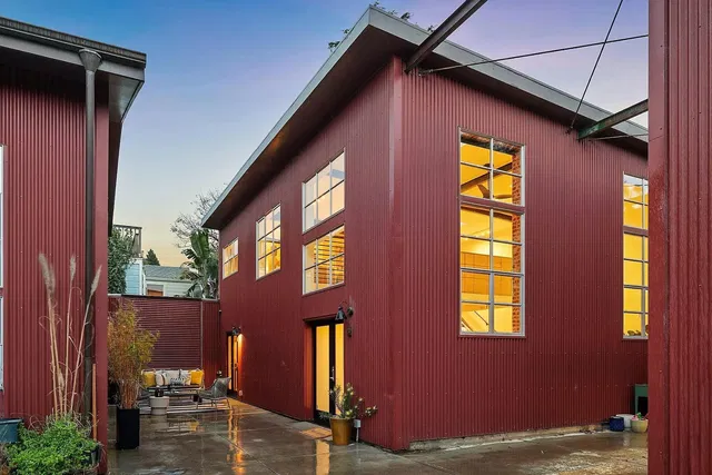 Κουζίνα; συσκευές κουζίνας, ξύλινο πάτωμα, φυσικό φως, μοντέρνο στυλ