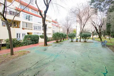 Cocina; electrodomésticos, suelo de madera, luz natural, estilo moderno