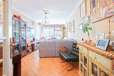 Cocina; electrodomésticos, suelo de madera, luz natural, estilo moderno