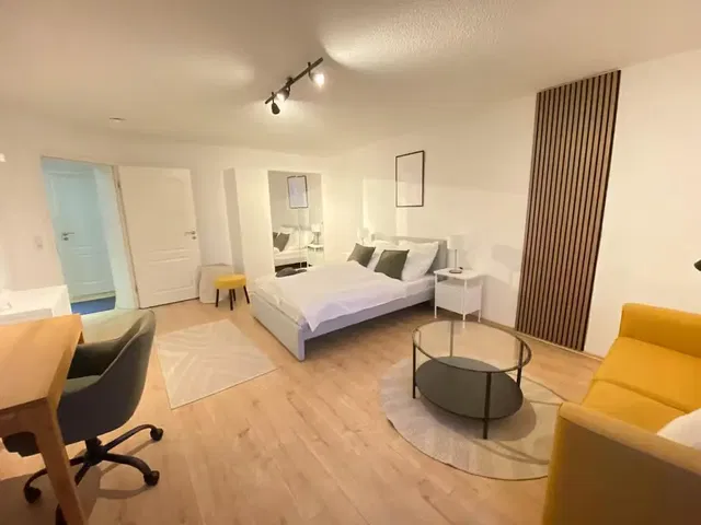 Kuchnia; sprzęt kuchenny, podłoga drewniana, światło dzienne, styl nowoczesny