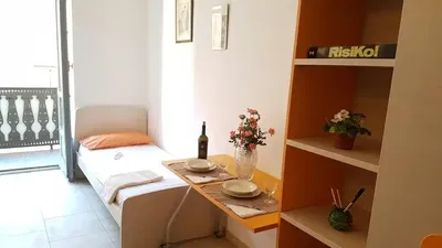 Küche; küchengeräte, holzboden, tageslicht, moderner stil