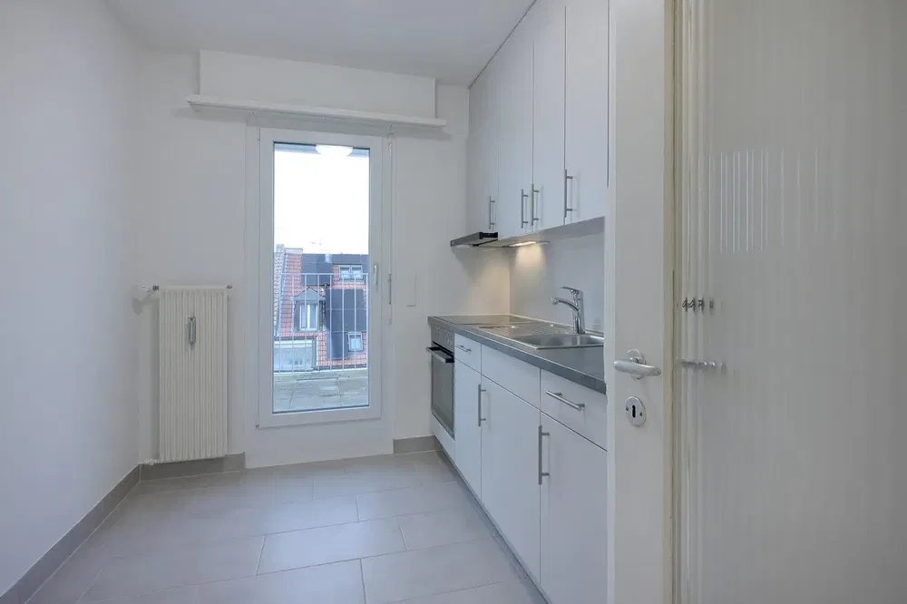 Küche; küchengeräte, holzboden, tageslicht, moderner stil