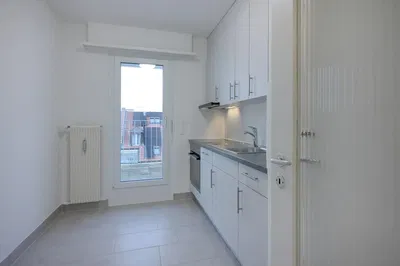 Küche; küchengeräte, holzboden, tageslicht, moderner stil