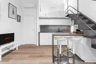 Κουζίνα; συσκευές κουζίνας, ξύλινο πάτωμα, φυσικό φως, μοντέρνο στυλ