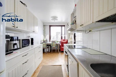 Keuken; keukenapparatuur, tegelvloer, natuurlijk licht, moderne stijl