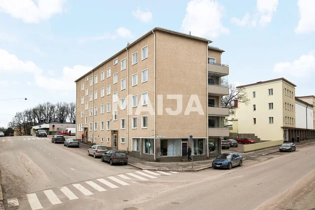 Kuchnia; sprzęt kuchenny, podłoga drewniana, światło dzienne, styl nowoczesny