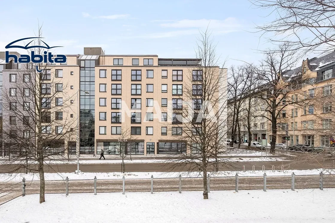 Kuchyňa; kuchynské spotrebiče, drevená podlaha, prirodzené svetlo, moderný štýl