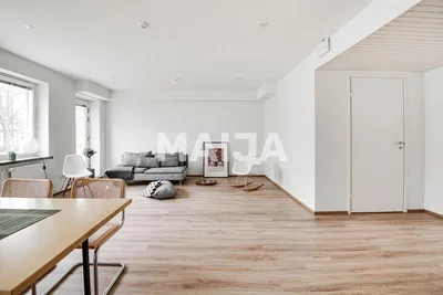Küche; küchengeräte, holzboden, tageslicht, moderner stil