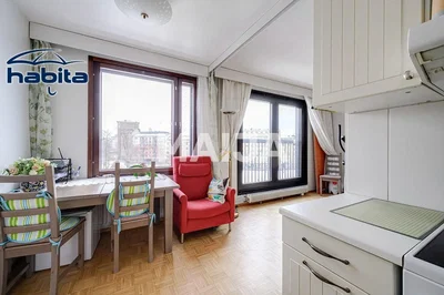 Keuken; keukenapparatuur, houten vloer, natuurlijk licht, moderne stijl
