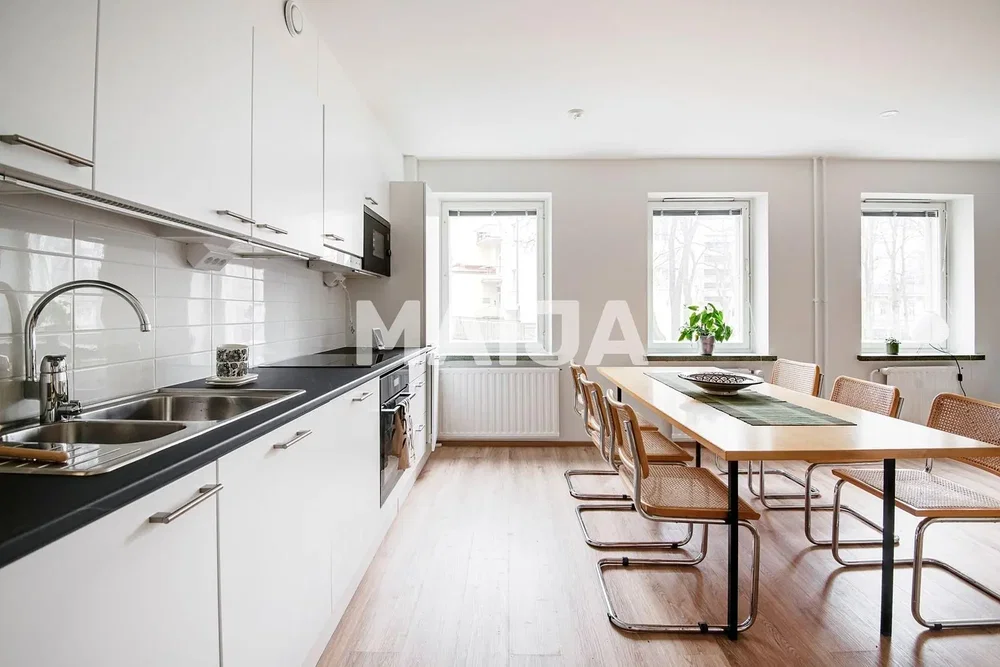Küche; küchengeräte, holzboden, tageslicht, moderner stil