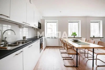 Küche; küchengeräte, holzboden, tageslicht, moderner stil