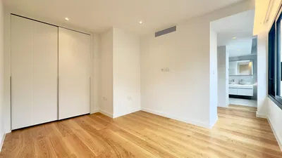 Кухиња; кухињски апарати, дрвени под, природно светло, модерни стил