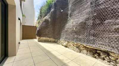 Кухиња; кухињски апарати, дрвени под, природно светло, модерни стил