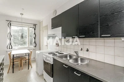 Keuken; keukenapparatuur, houten vloer, natuurlijk licht, moderne stijl