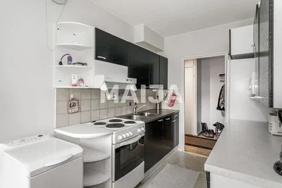 Kuchyňa; kuchynské spotrebiče, drevená podlaha, prirodzené svetlo, moderný štýl