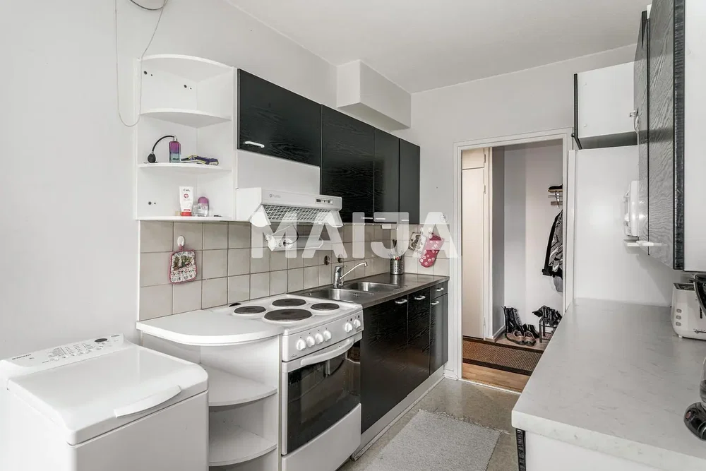 Keuken; keukenapparatuur, houten vloer, natuurlijk licht, moderne stijl