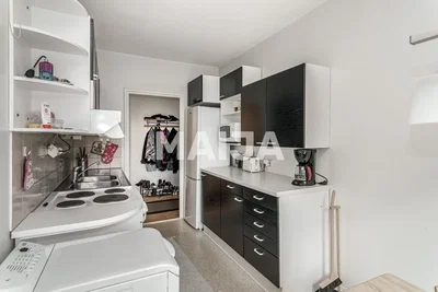 Keuken; keukenapparatuur, houten vloer, natuurlijk licht, moderne stijl