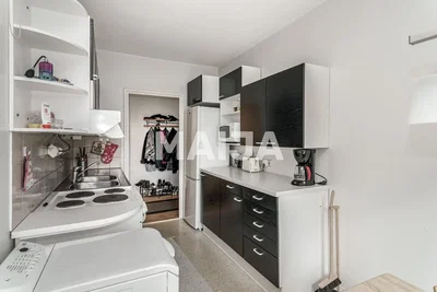 Kuchyňa; kuchynské spotrebiče, drevená podlaha, prirodzené svetlo, moderný štýl