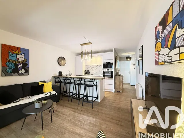 Keuken; keukenapparatuur, houten vloer, natuurlijk licht, moderne stijl